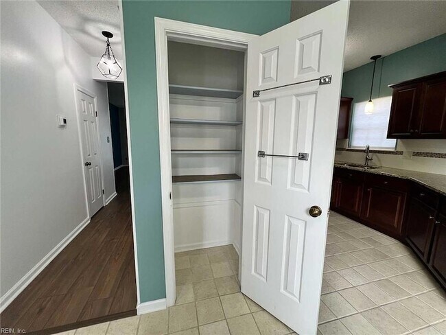 Building Photo - 4930 Cypress Point Cir