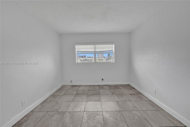 Building Photo - 5050 Bayview Dr