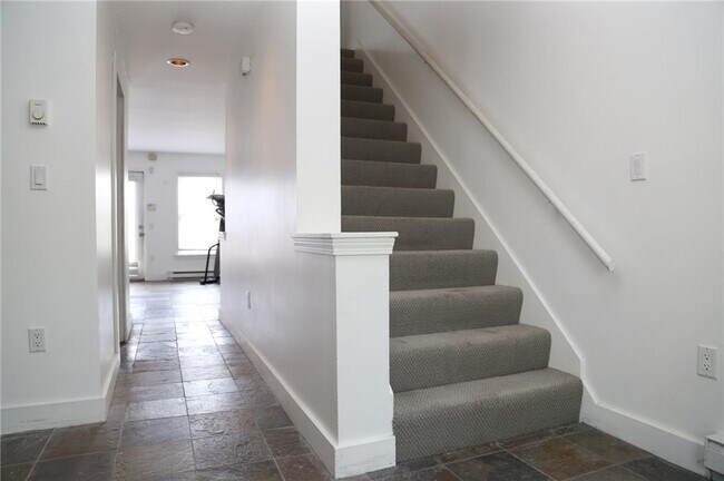 Building Photo - 74 Tell St