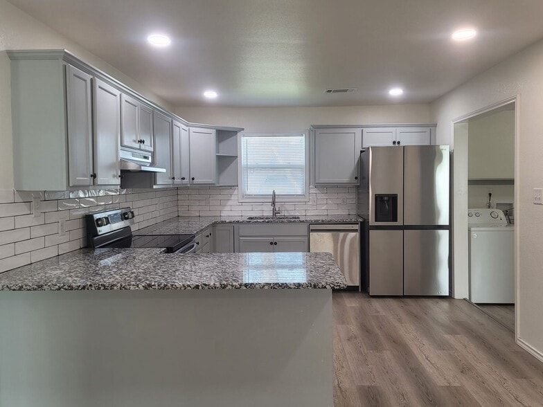 Building Photo - 407 Hemlock St