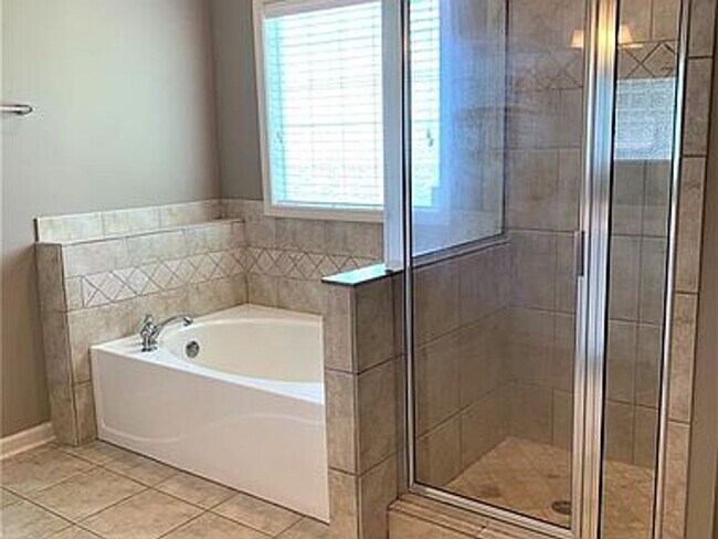 Building Photo - 725 Briarcliff Pl