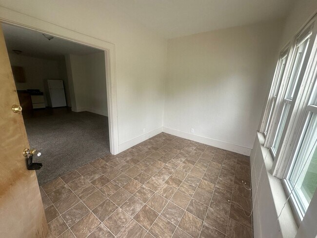 Building Photo - One Bedroom, One-bathroom Apartments Locat...