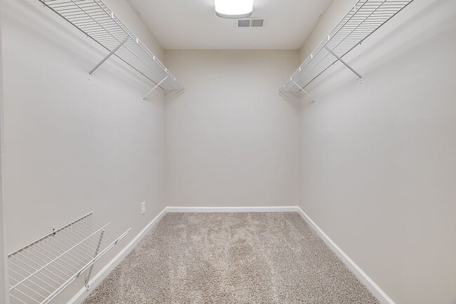 Building Photo - Freshly Painted 4 Bed Home on Huge Lot wit...
