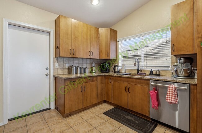 Building Photo - Resort-Style Living with Private Pool in Prime Chandler Location