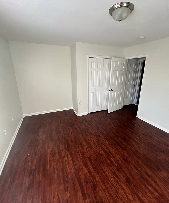 Building Photo - Modern 2-Bedroom Apartment in a Prime Loca...