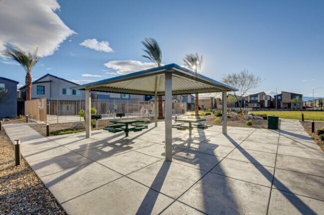 Building Photo - Don't miss this Top Notch 4 Bedroom, Beaut...