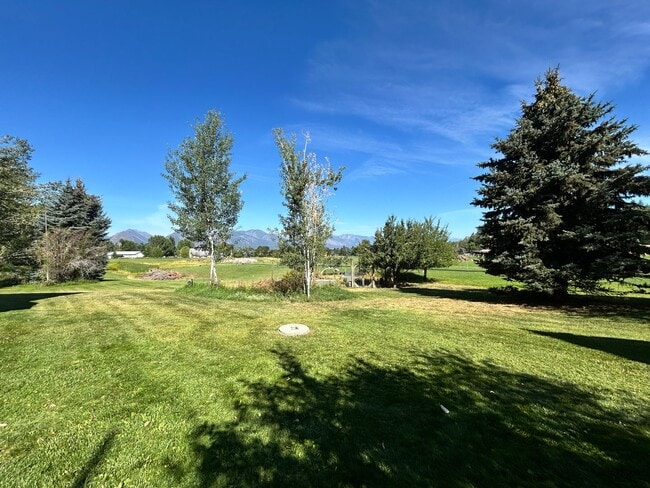 Building Photo - 957 N Shoshone Loop