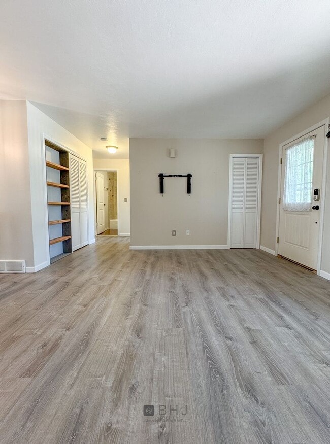 Building Photo - NEWLY UPDATED 2 BED/ 1 BATH SINGLE FAMILY ...