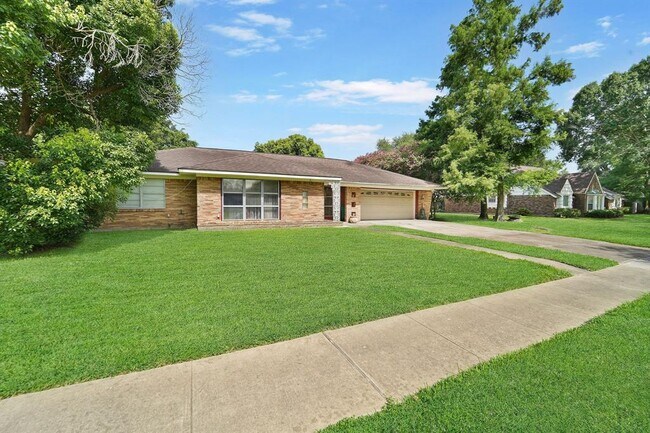 Building Photo - 2210 San Jacinto Dr
