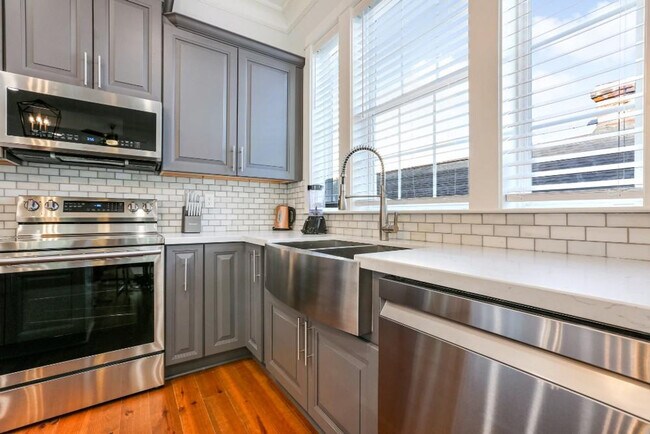 Building Photo - 1233 St Charles Ave