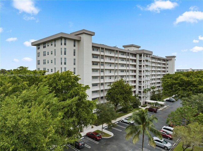 Building Photo - 3050 N Palm Aire Dr