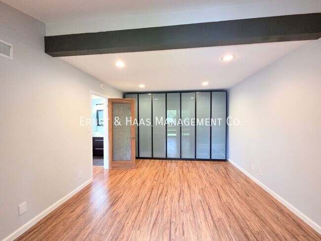 Building Photo - 3701 Country Club Dr