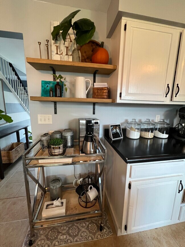 Building Photo - 1735 Crestview Dr