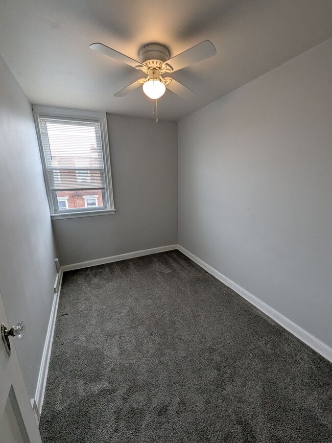 Building Photo - Large Home - Holmesburg