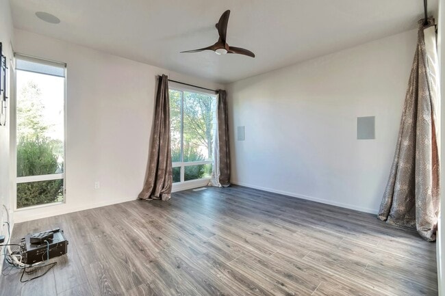 Building Photo - 11611 Alexandria Dr