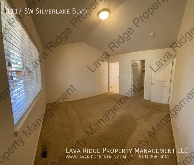 Building Photo - 1117 SW Silver Lake Blvd