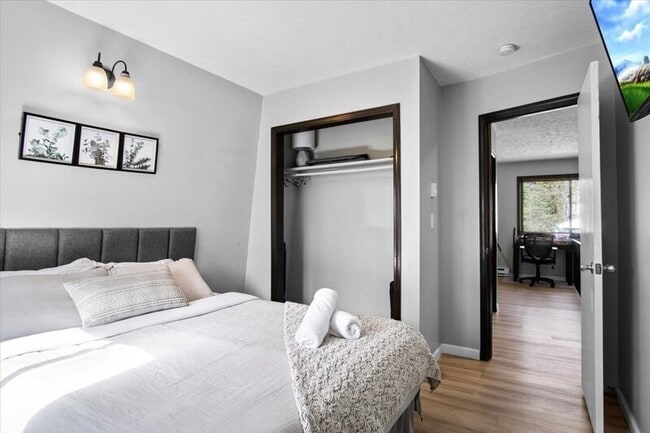 Building Photo - 1150 Country Club Dr