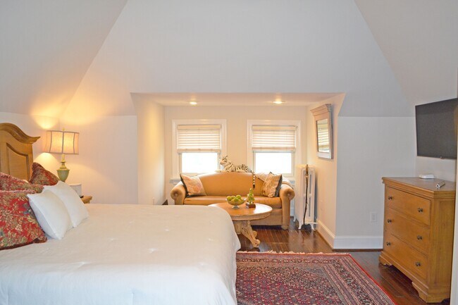 Building Photo - 16 S Somerset Ave