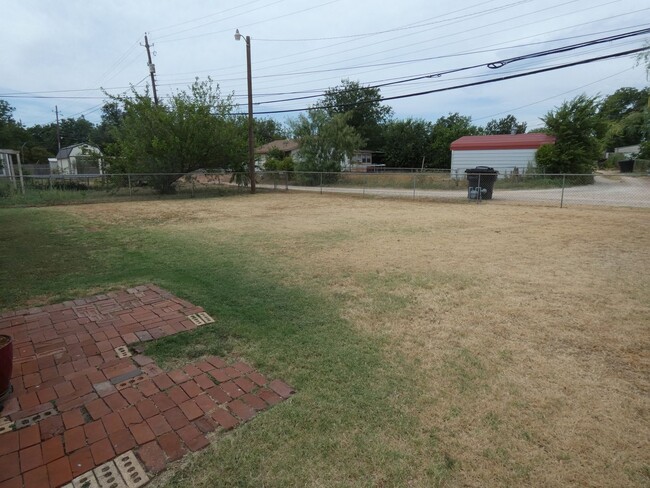 Building Photo - 2 bedroom, 1 bath