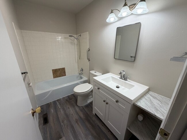 Building Photo - Charming 1-Bedroom Condo in Desirable West End Neighborhood