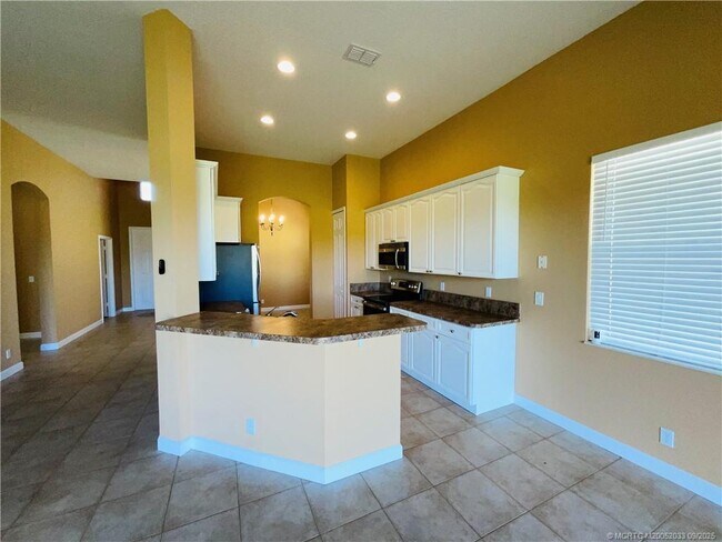 Building Photo - 331 NW Somerset Cir