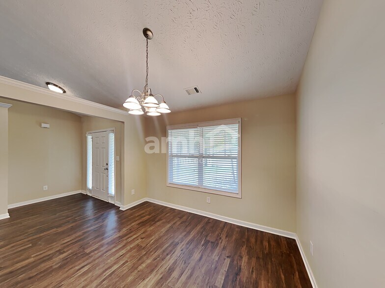 Building Photo - 303 Cole Creek Dr