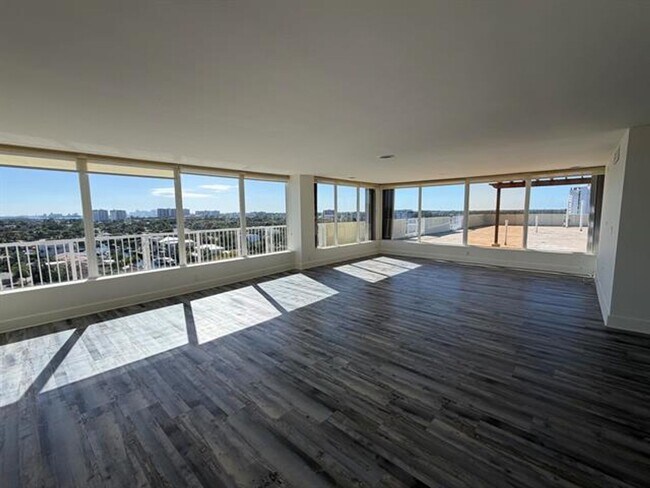 Building Photo - 2000 NE 135th St