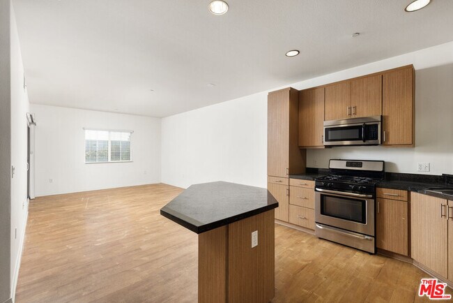Building Photo - 1408 W Washington Blvd
