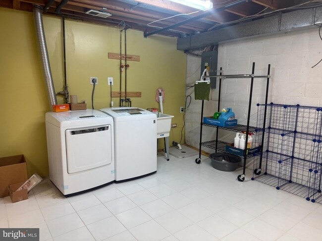 Building Photo - 28 Oak Shadows Ct