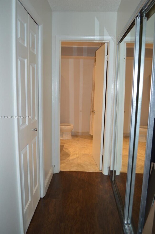 Building Photo - 303 Racquet Club Rd