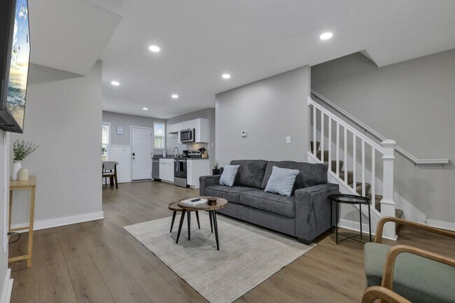 Building Photo - Modern 2BR Townhouse Walk to Downtown All Utilities Included