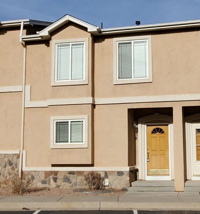 Building Photo - Beautiful 3/3/2 West Side Townhome with Views Available Now!!!