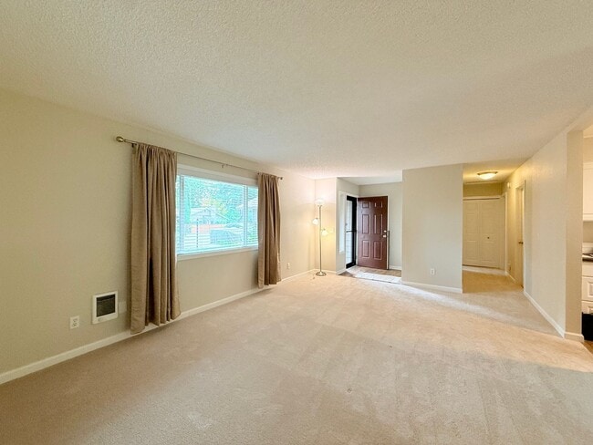 Building Photo - Super Cute 2 Bedroom Condo in Tigard!!! Water, Sewer and Garbage Included!!!