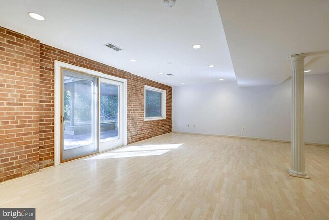 Building Photo - 6710 Persimmon Tree Rd