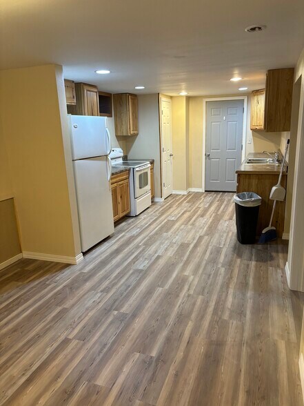 Building Photo - 20427 W Clark Ave Apt 11