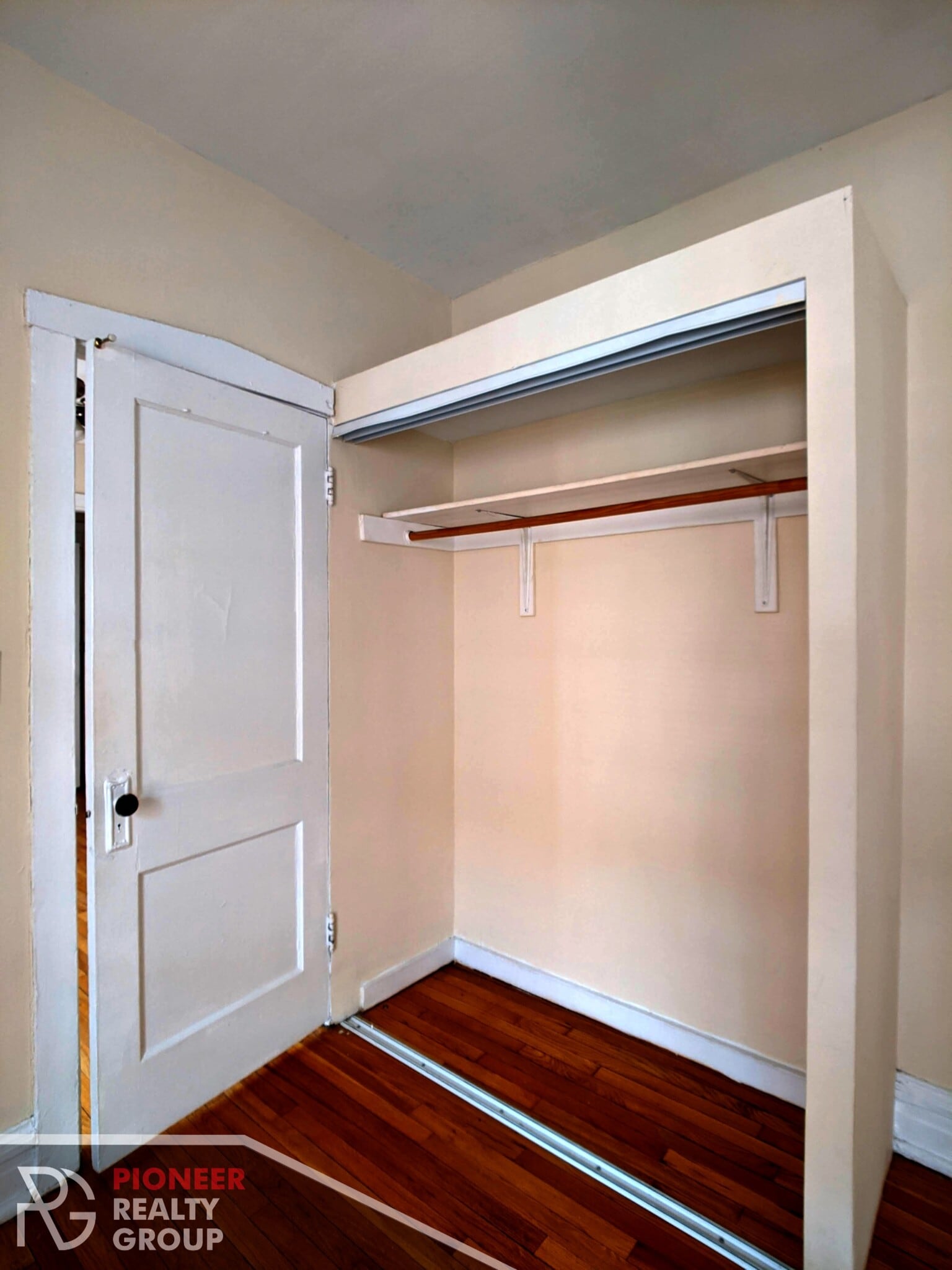 Building Photo - 953 W Cornelia Ave