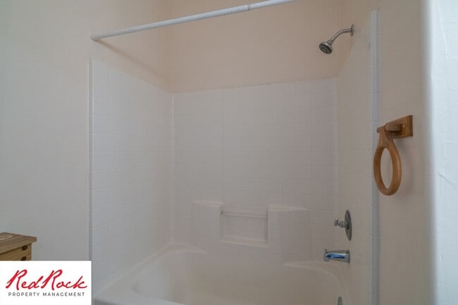 Building Photo - Enjoy Scenic Ivins Living – 3-Bed, 2-Bath ...