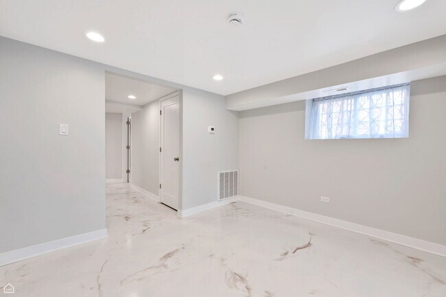 Building Photo - 7314 S King Dr