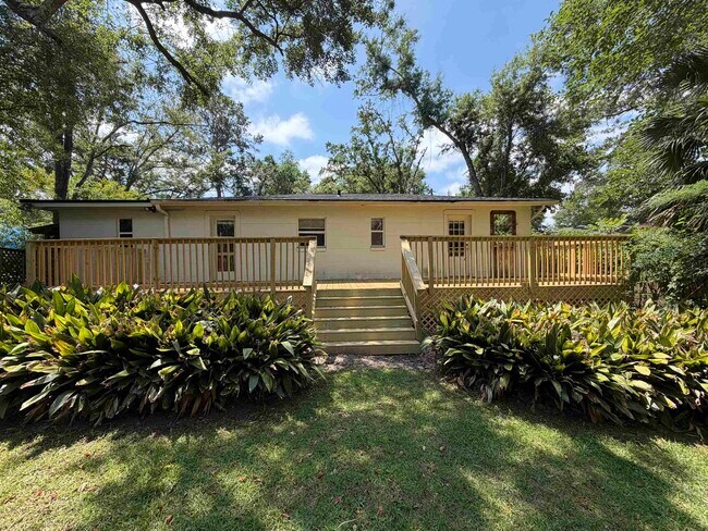 Building Photo - 2404 Surrey St