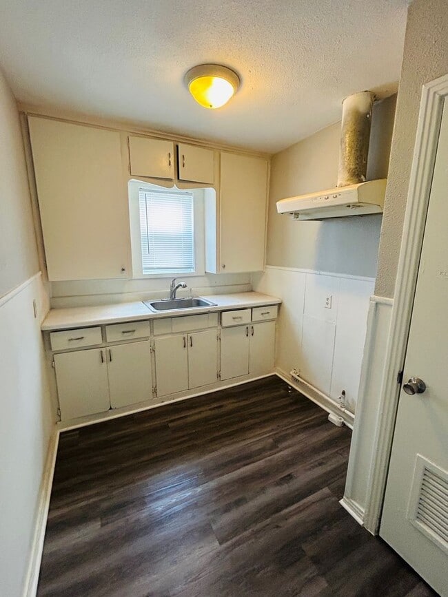 Building Photo - 4623 Memorial Dr