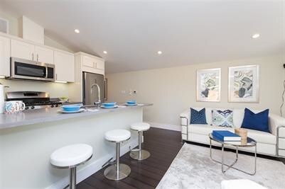 Kitchen with breakfast bar - 2504 Grant St