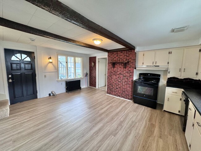 Building Photo - Charming New England 3 Bedroom Apartment, ...