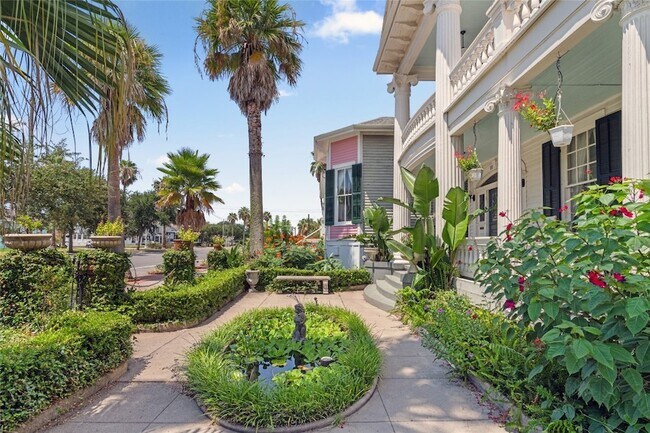 Building Photo - 1112 Broadway Avenue J