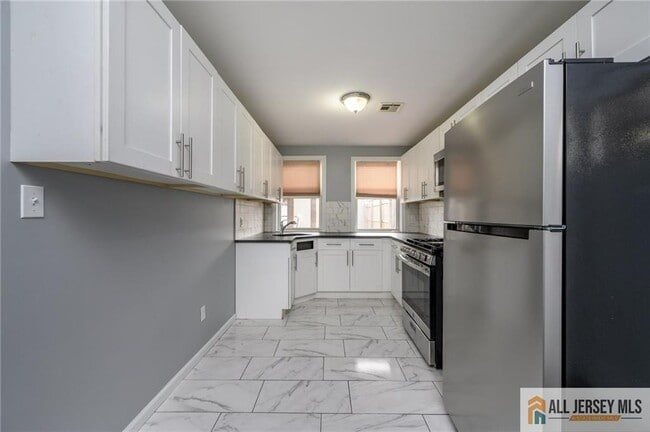 Building Photo - 305 Pershing Ave