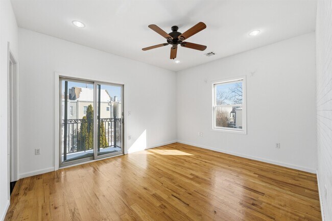 Building Photo - 54 Laidlaw Ave