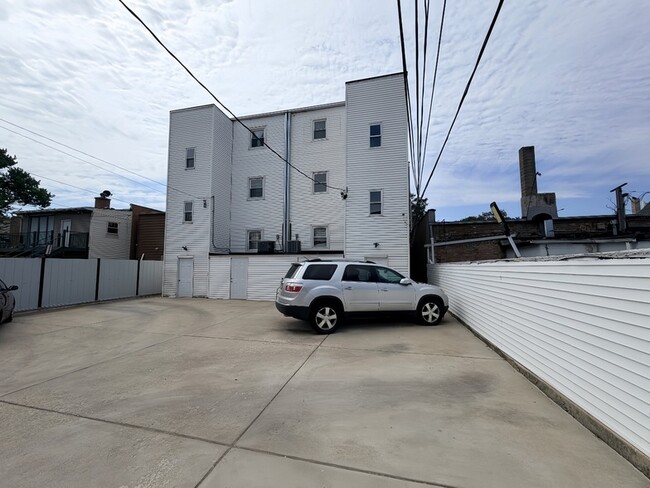 Building Photo - 3914 W Diversey Ave
