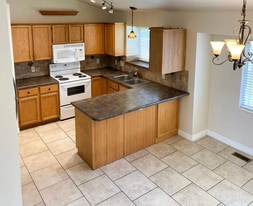 Building Photo - 734 W Sweet Meadow Ln