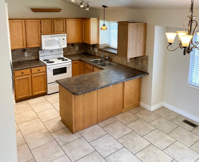 Building Photo - 734 W Sweet Meadow Ln