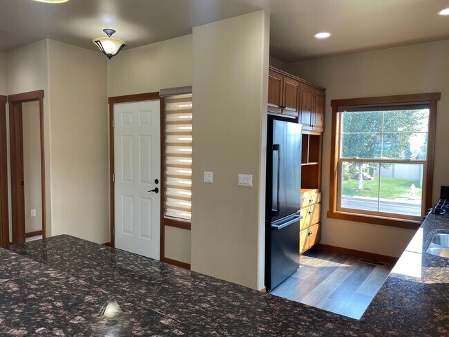 Building Photo - 566 Village Dr
