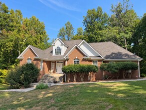 Building Photo - 2040 Webster Grove Dr
